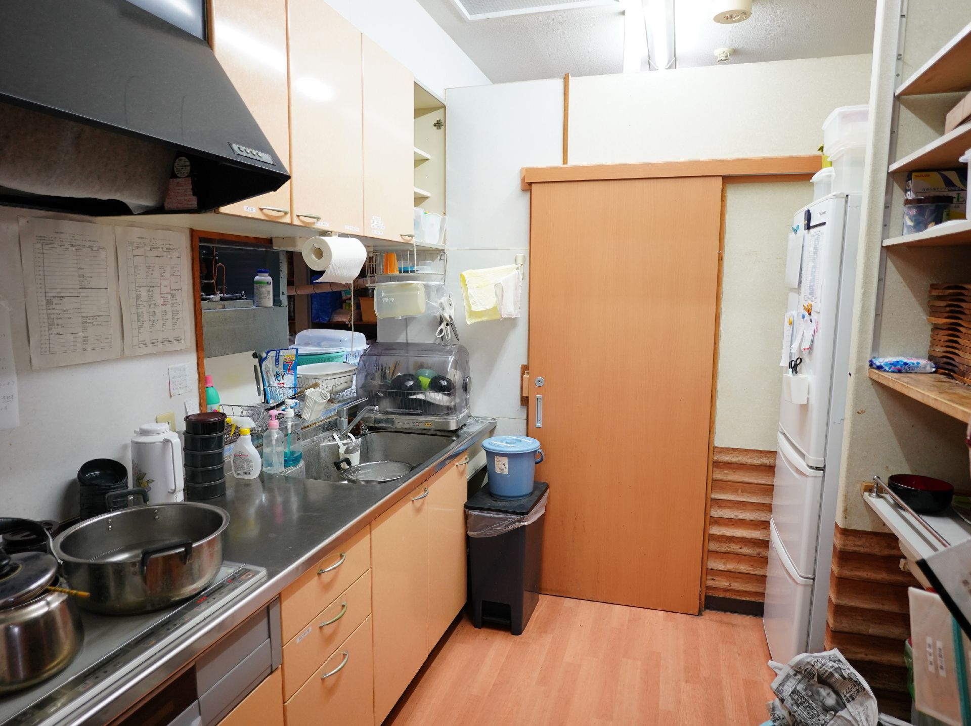 歩行訓練を行っている高齢者とそれをサポートするスタッフ2人
