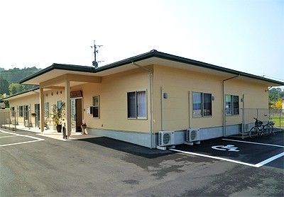 明るい外観の施設入口