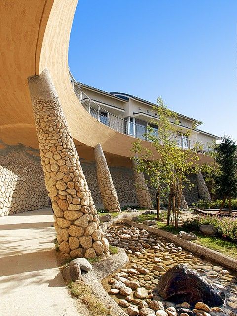 自然光溢れる建物エントランス