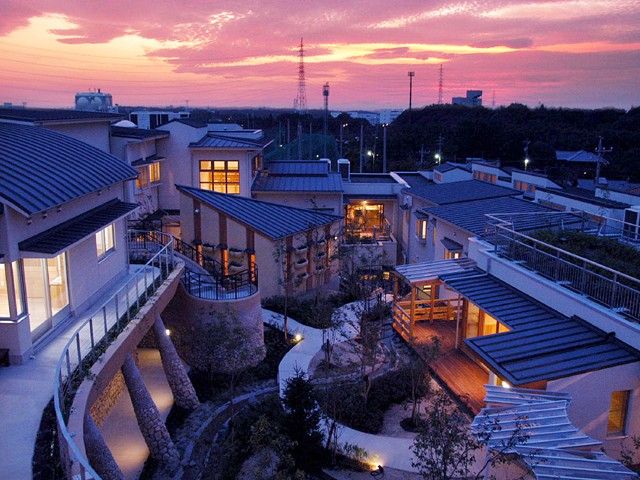 夕暮れ時の施設全景