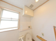 バリアフリーの清潔なトイレ空間