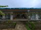 <br>
緑に囲まれた建物の外観