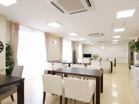 ココファンメゾン大庭のダイニング。毎日沢山の入居者様で大いに賑わう楽しいお食事風景となっております。