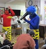 手を取り合う車椅子に乗った高齢女性と女性ヘルパー