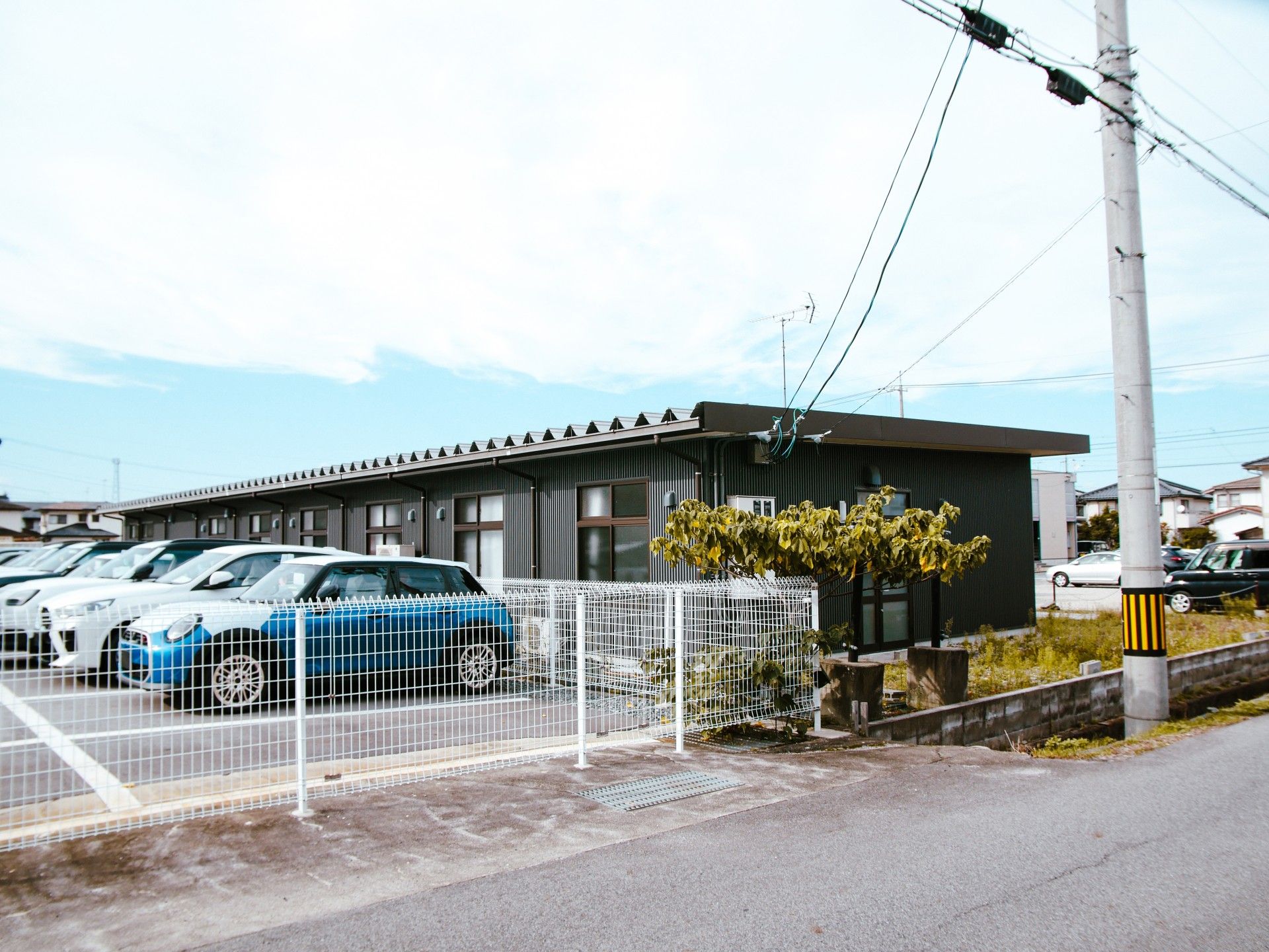 ゆったりとした外観の建物