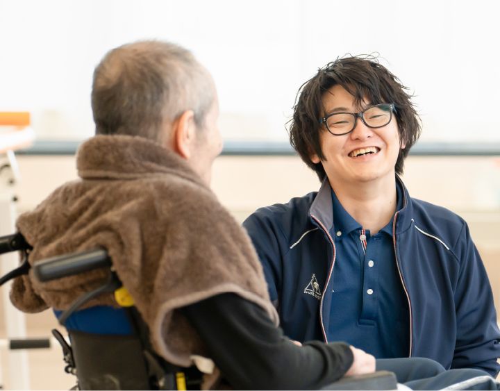 笑顔で会話するスタッフと利用者
