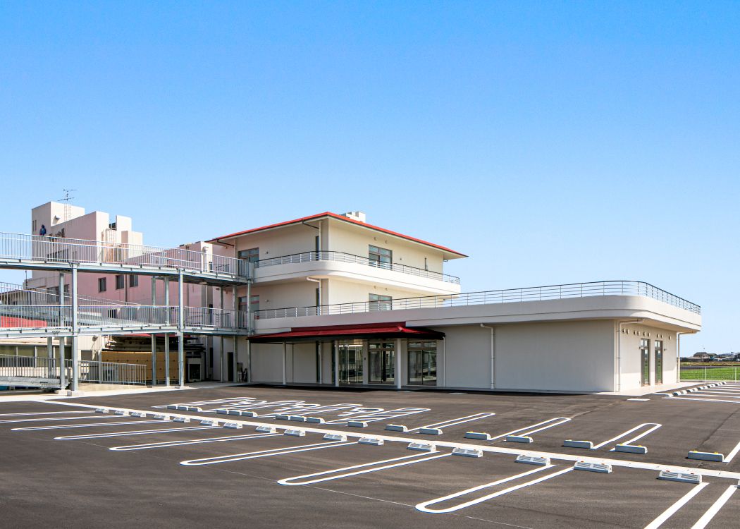広々とした駐車場の建物