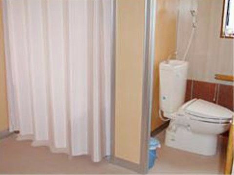 扉のないトイレが設置されている。車椅子の入居者様に大変便利な仕様である。横にはシャワールームもあり、もしもの時も安心である。