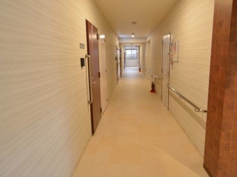 「リボーン石岡」廊下。壁に若干オシャレ感を出してみました。