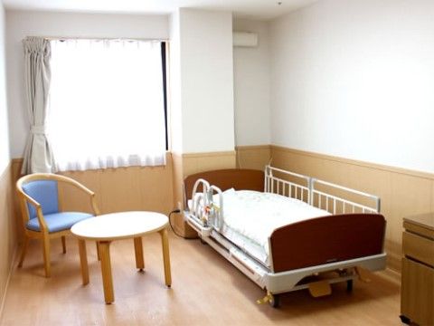 居室は個室となっており、プライベートな空間が保たれている。シンプルなデザインなので、入居者様の好みに合わせてアレンジが可能である。