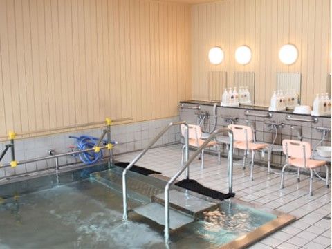 大浴場は、入居者様が週2回以上入浴を楽しむことができる。転倒を防止するため、手すりや階段が設置されている。
