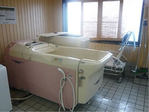 最新型の介護浴槽が設置されており、入居者様の状態に合わせて入浴を行うことが可能である。体の不自由な方でも、衛生的な生活を送ることができる。