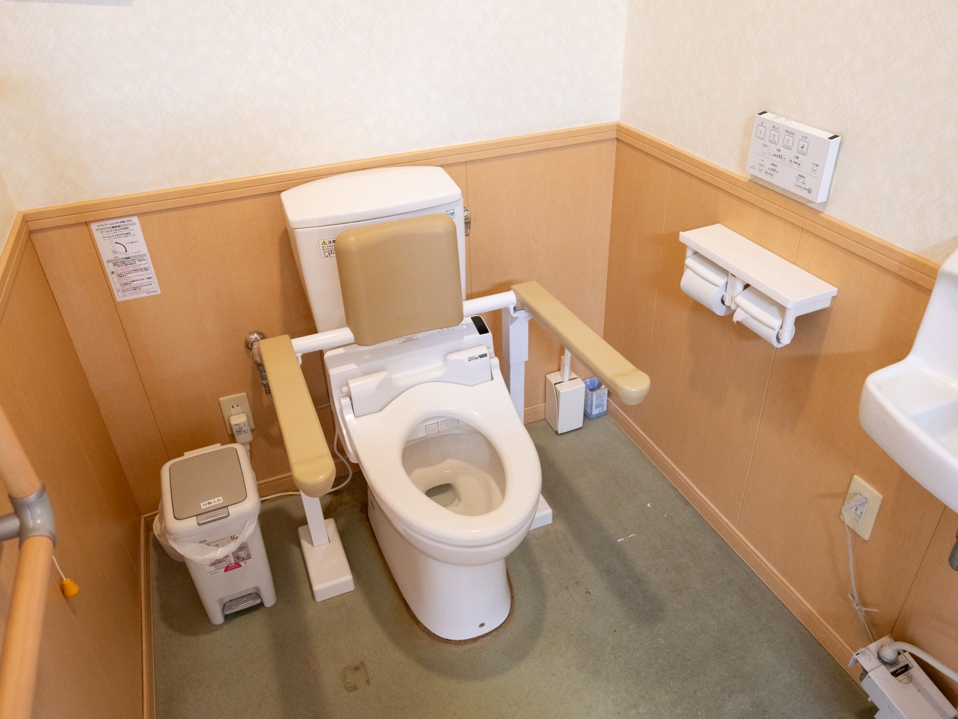 手すり付きのトイレ