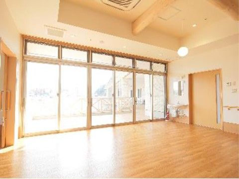 壁一面が採光窓になっている、明るく広々としたフロア。入口横には、カウンター式の洗面台が設置されている。