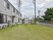 入居者様の居室の外には、広々としたスペースの庭が設けられている。庭一面には、綺麗な芝生が敷き詰められている。