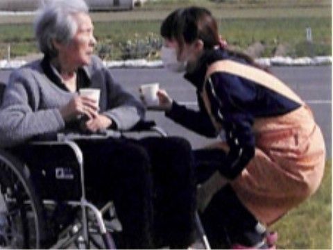 車椅子の利用者とスタッフのふれあい