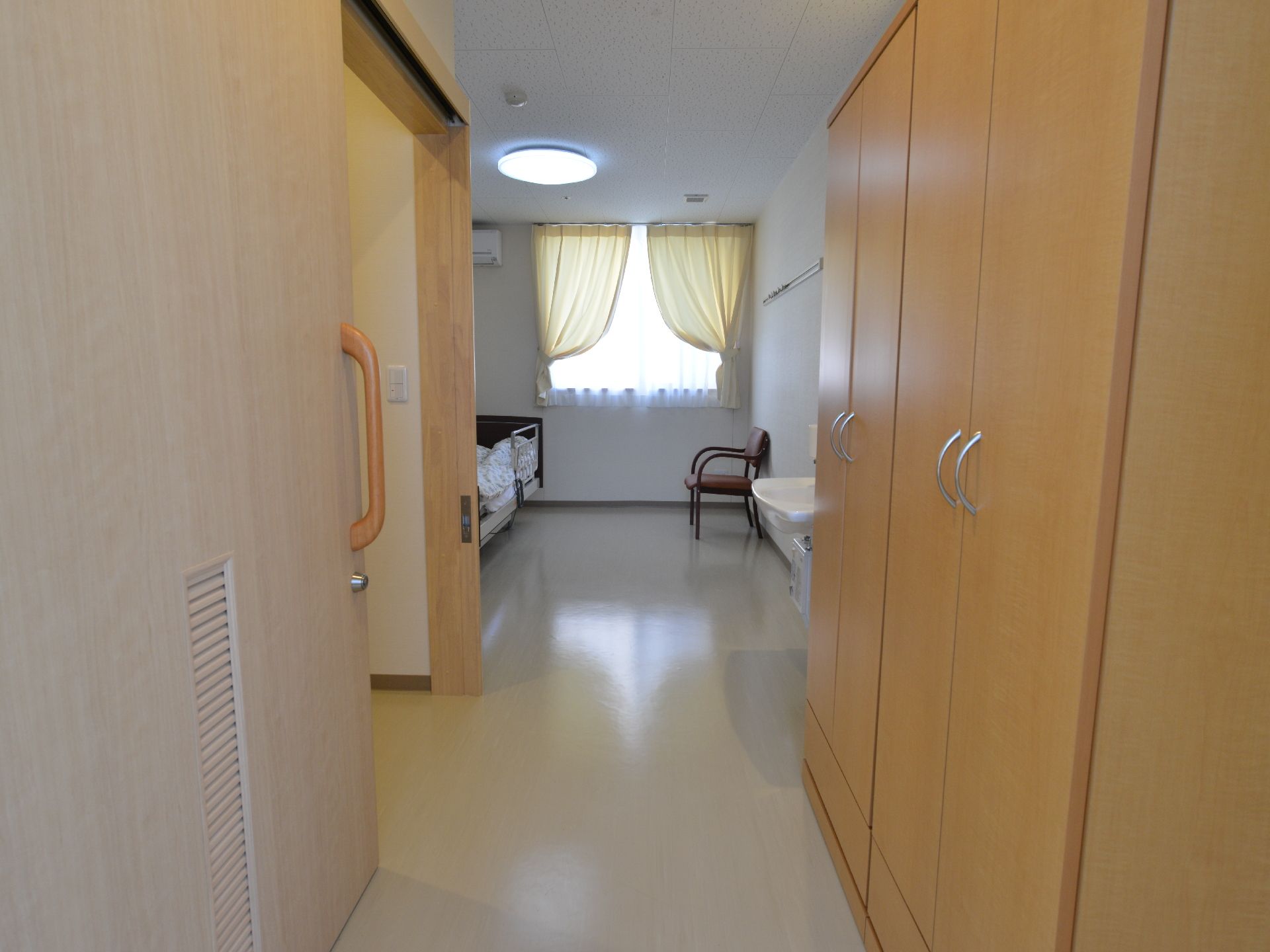 居室の入り口の通路は車椅子の利用を考え広くなっている。通路の両側にはクローゼットが2つとトイレなどへの扉が設置されている。