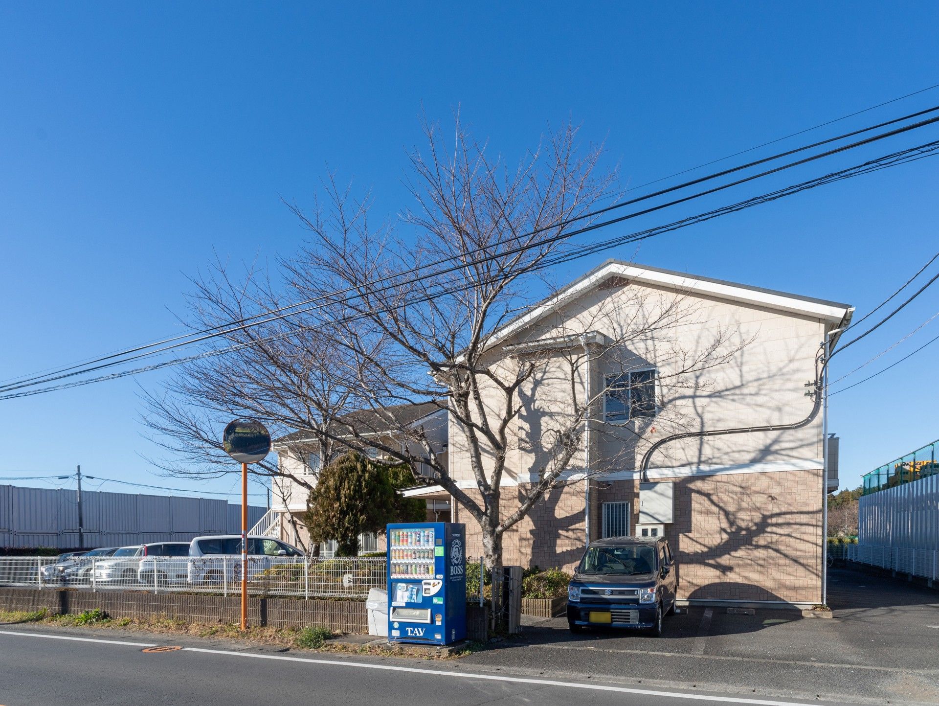 建物と駐車場の外観