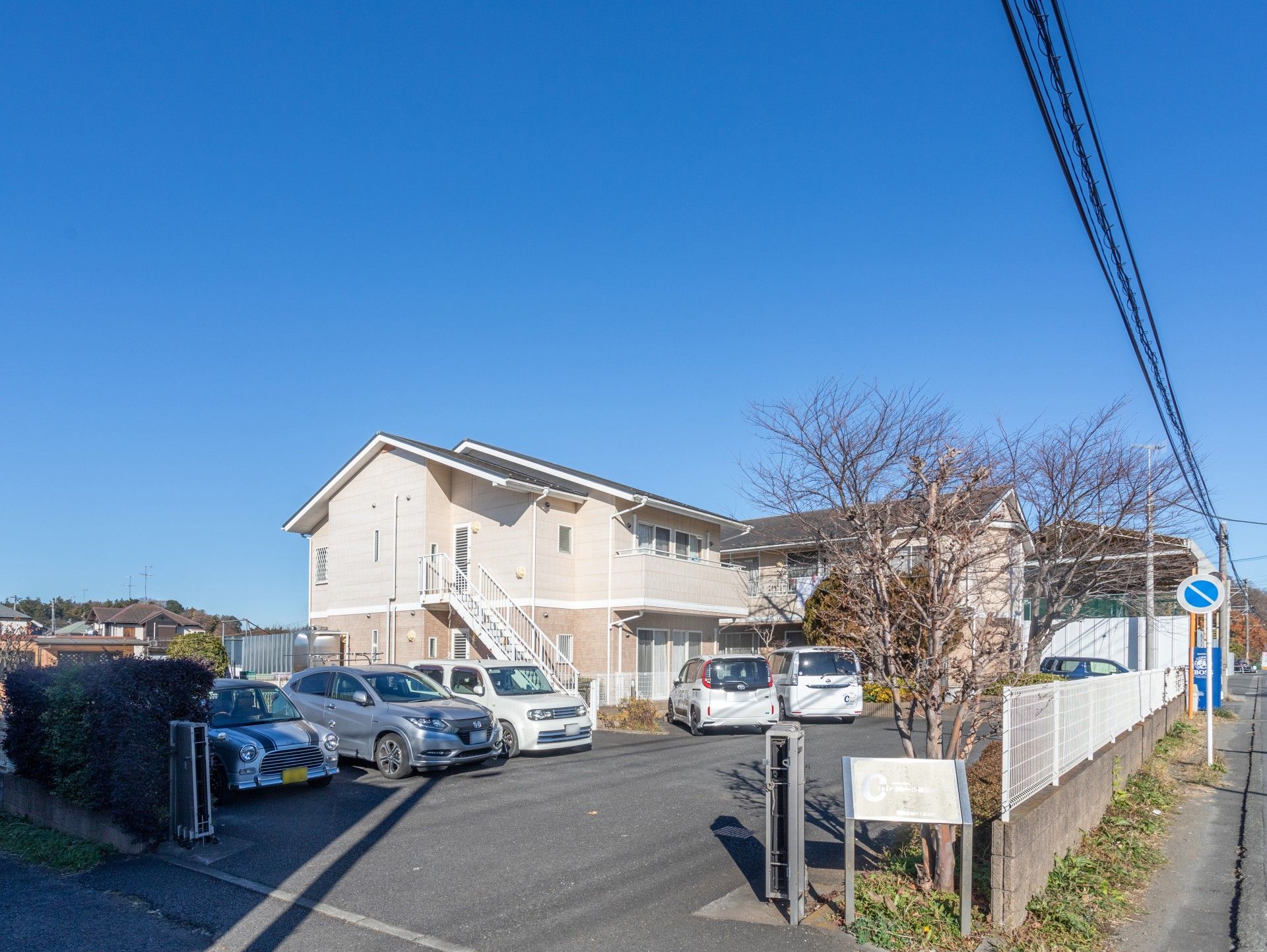 駐車場のある建物外観