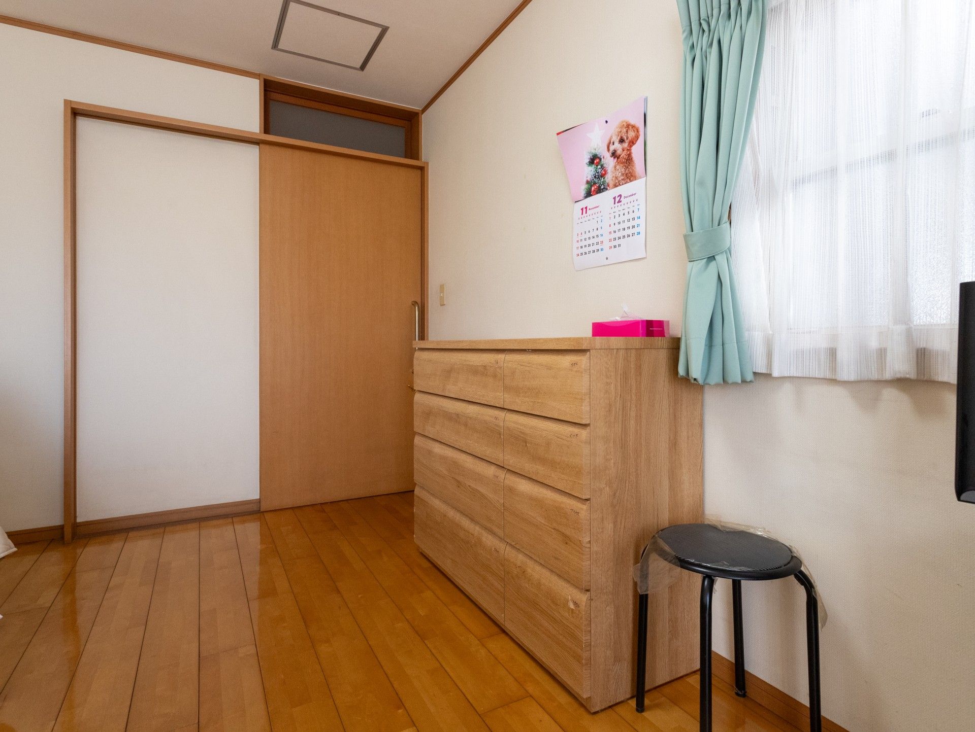 木製家具のある部屋