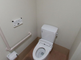 バリアフリーの明るいトイレ空間