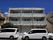 白を基調とした３階建ての施設である。居室にはバルコニーがついている。施設前には数台の駐車スペースが確保されている。