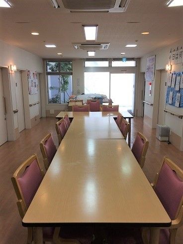 T字にテーブルセットが設置されている居室前の廊下に設けられた共有スペース