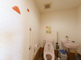 介護施設内の明るいトイレスペース