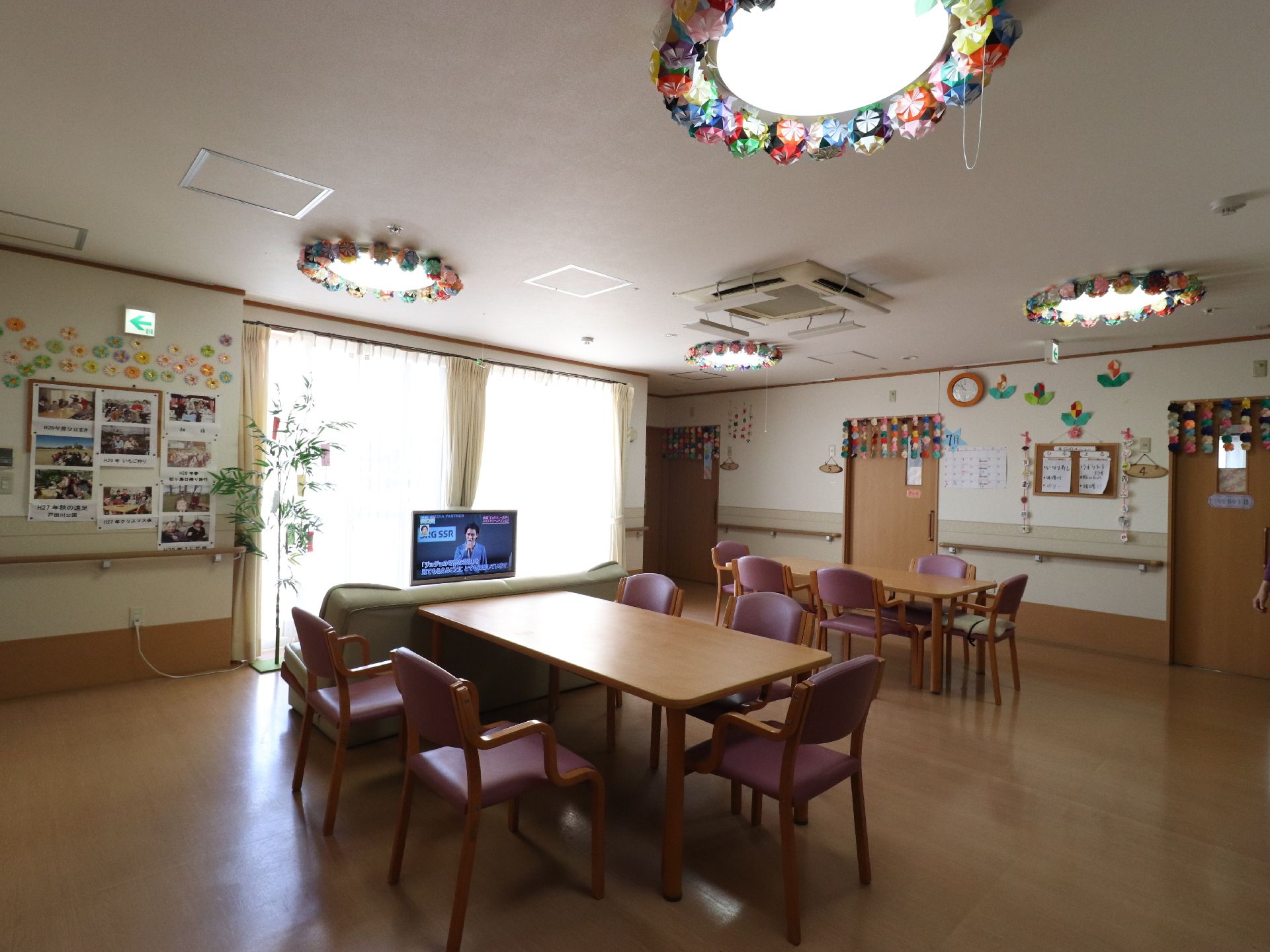 大きな窓から日差しが差し込む明るいリビングに、入居者の手作りの品が飾られており、雰囲気はたいそうアットホームである。
