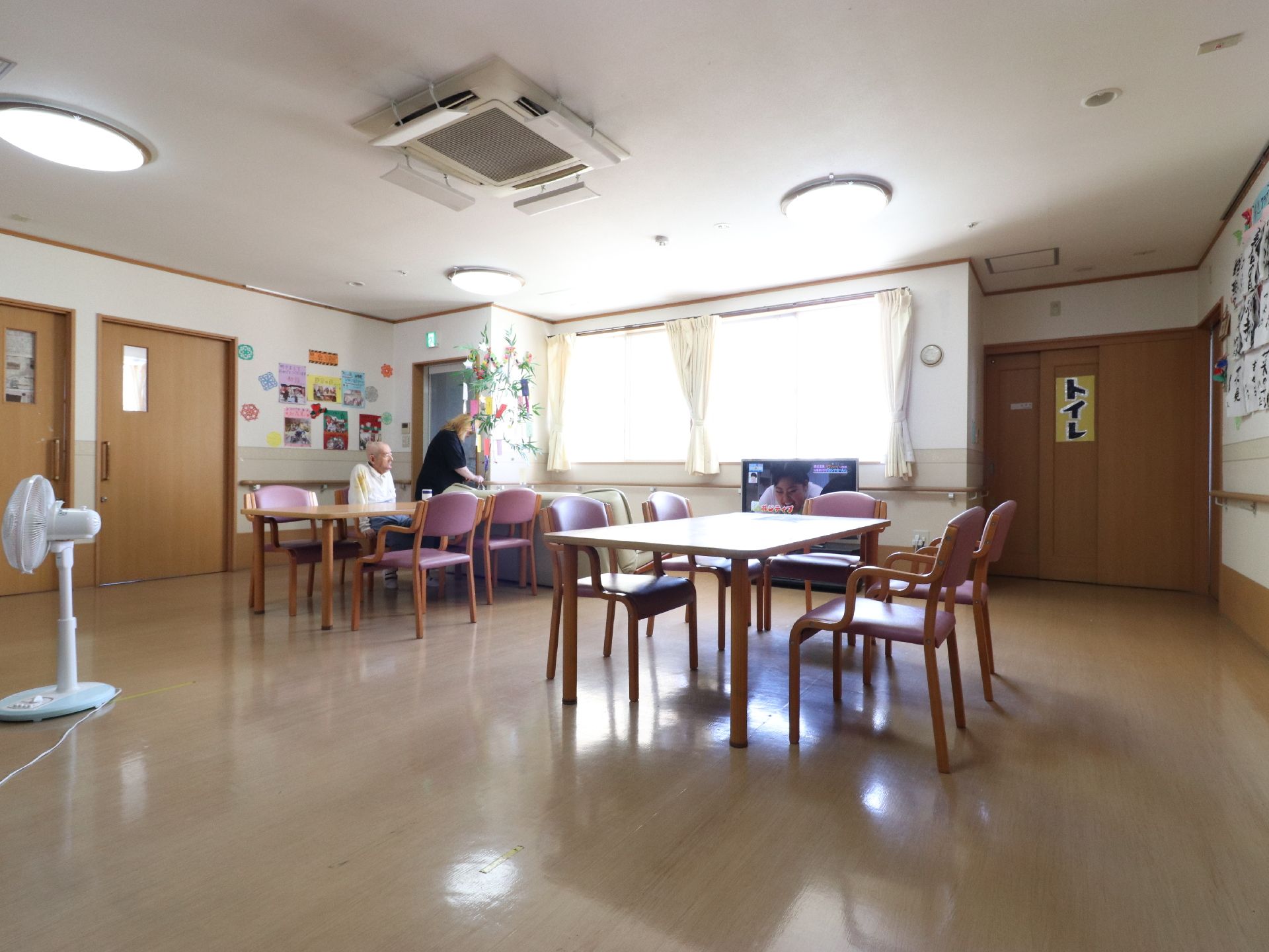 日差しが差し込み明るい雰囲気のリビングに、トイレが設置されているので、入居者は便利にすぐ利用出来る。