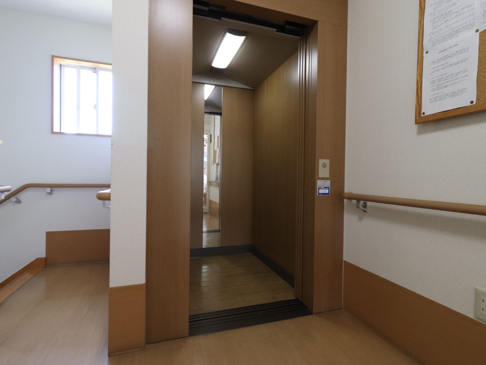 エレベーターホールの壁には手すりが完備。エレベーター内には鏡が設置。安全に利用出来る。