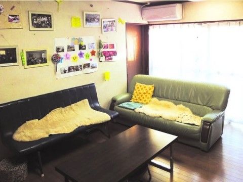 壁にさまざまなレイアウトがされソファー席を設けた談話スペース