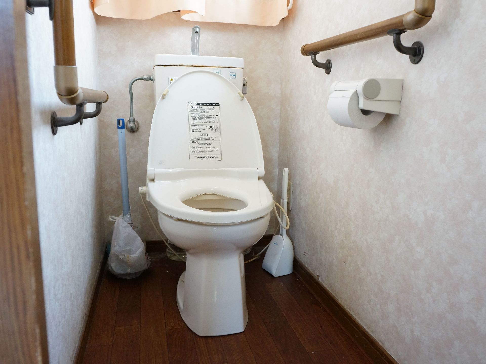 トイレには暖房便座のついた、洋式便器を設置している。壁にはペーパーホルダーがあり、手すりが取り付けられている。