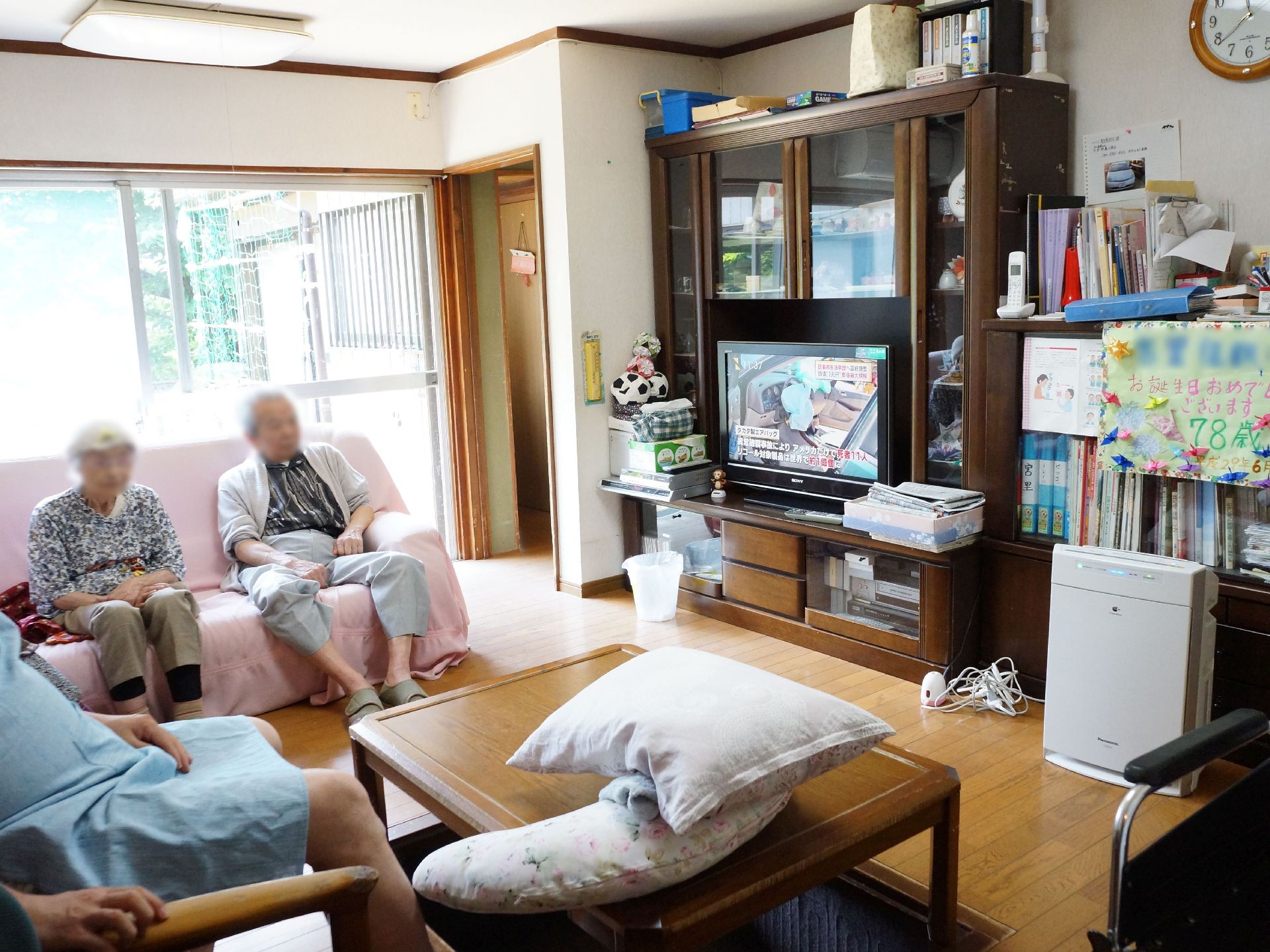 広々としたリビングルームには、テーブルとソファが置かれている。またフロアにはテレビやビデオデッキも用意されている。