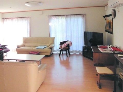 大型テレビが設置されソファーが置かれた共有スペース