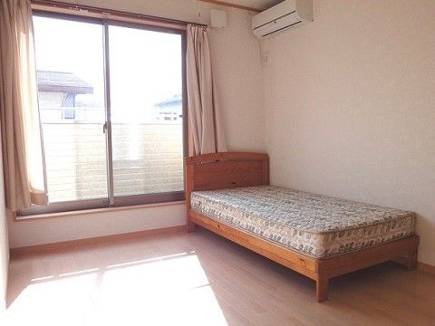 ベランダが完備されエアコンやベッドが設置されているご入居前の居室
