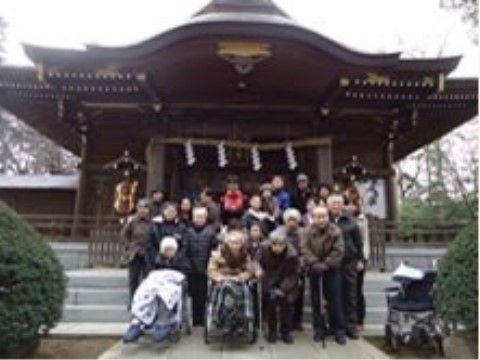 とある寺院の前で入居者様の皆さまで記念写真を撮影した風景
