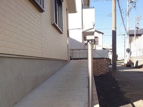 長くなだらかなスロープは、車椅子をご利用の方や階段が苦手な方にも安心してご使用いただけるよう、手すりも設置されている。