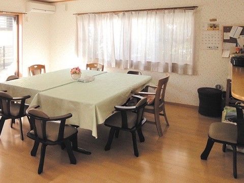 明るくアットホームな雰囲気の食堂。食事は皆でテーブルを囲む毎日の日課なので、リラックスできる空間作りに配慮している。