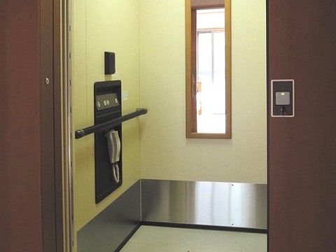 車椅子をご利用の方や階段が苦手な方のためにエレベーターも設置。中には緊急用のコールボタンや電話が設けられている。