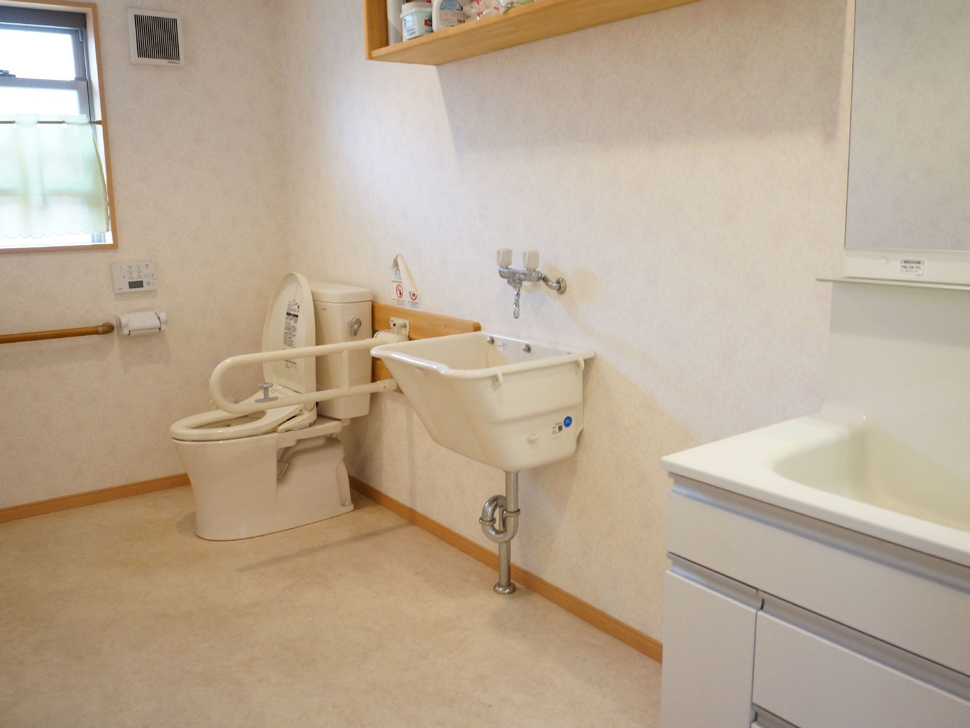 多目的トイレには温水洗浄便座のついた、洋式便器を設置している。またオストメイト対応の洗面台も用意している。