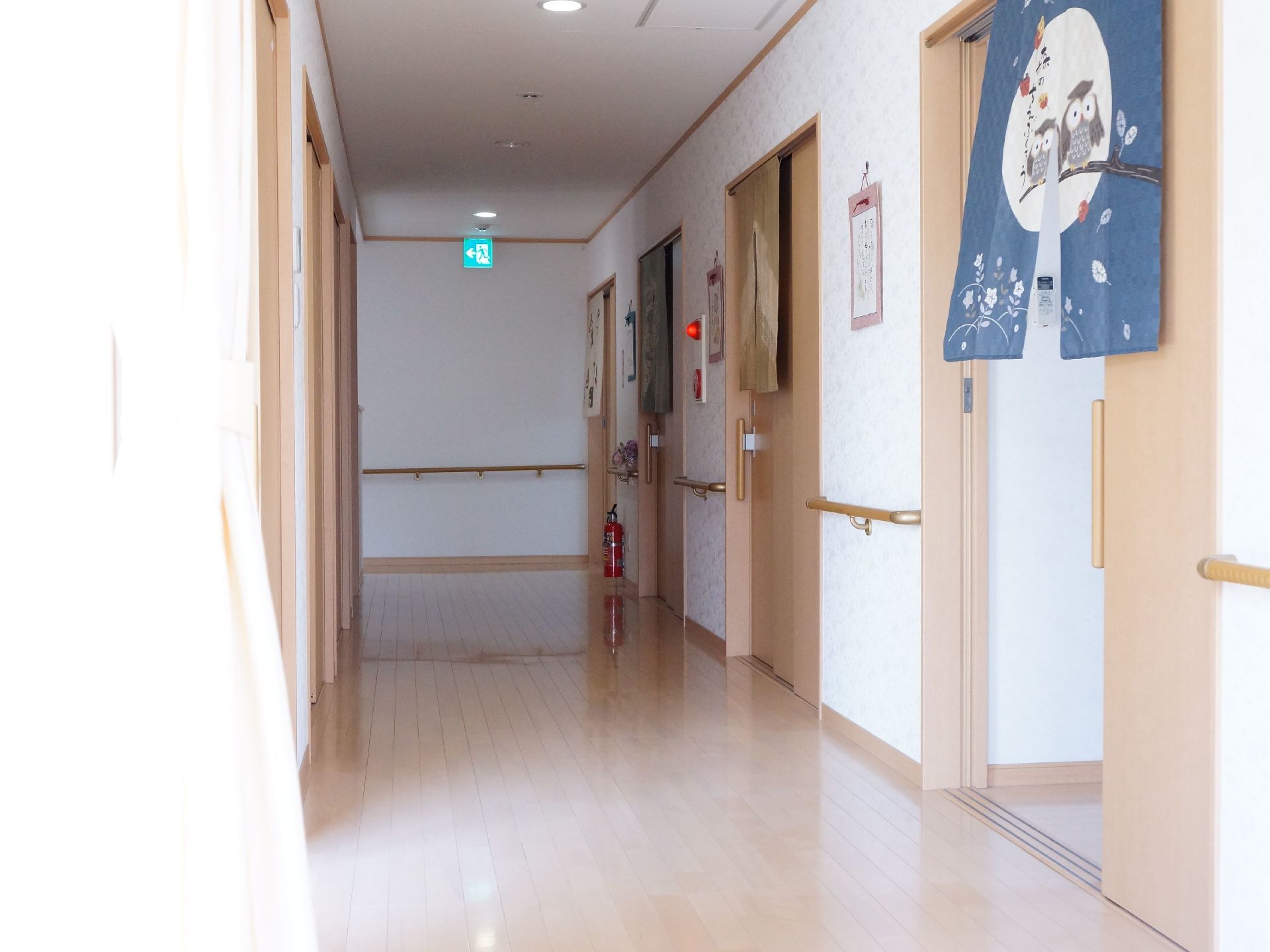 通路は段差のないバリアフリーとなっている。壁には手すりがあり、天井には非常口への誘導灯を備え付けている。