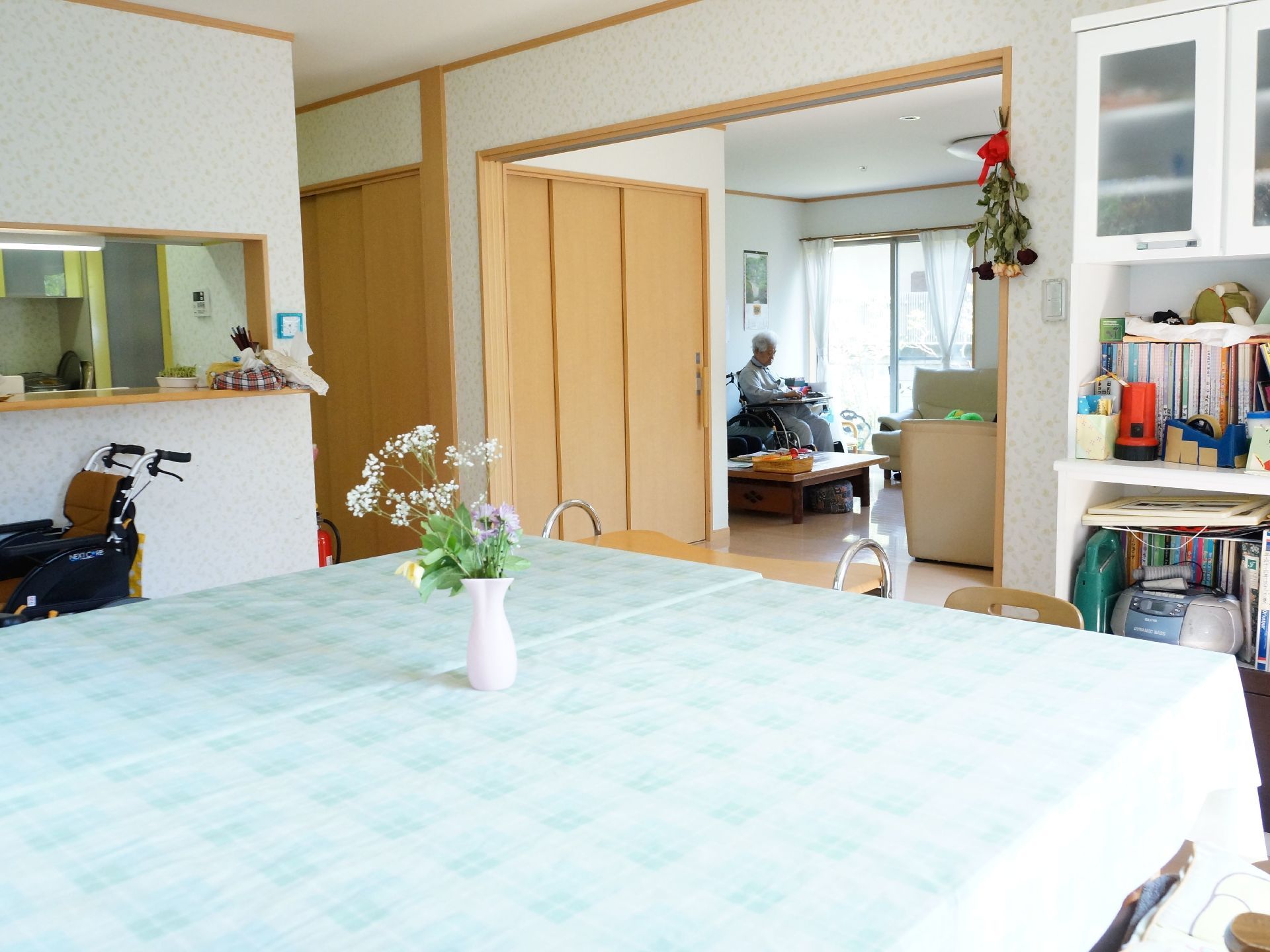 広々としたダイニングルームには、椅子とテーブルが置かれている。また室内には対面式の、カウンターキッチンを設置している。