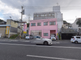 街中にある建物の外観