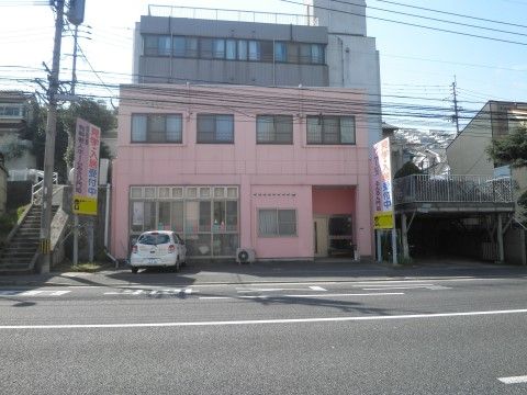 3階建ての住宅型有料老人ホームの外観