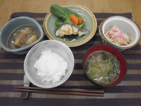 焼き魚と煮物とご飯と味噌汁のセット