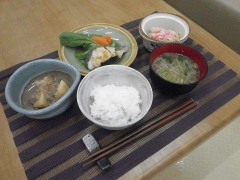 食事の一例。デザイン性のあるランチョンマットがテーブルの上に敷かれている。ご飯と汁物の他に３品のおかずが並べられている。
