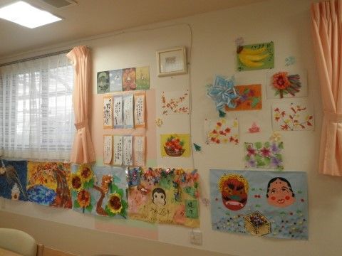 レクリエーション作品が飾られた壁