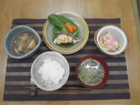 焼き魚と野菜の煮物、ご飯と味噌汁のセット