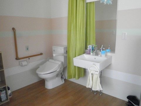居室内のトイレはカーテンがついているので、プライベートな空間にすることができる。洗面台も完備されているので身支度もしやすい。